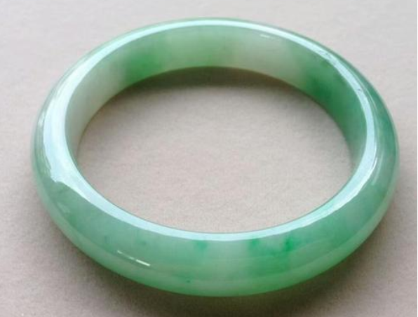 糯种飘阳绿翡翠手镯价格一般是多少及图片   第1张