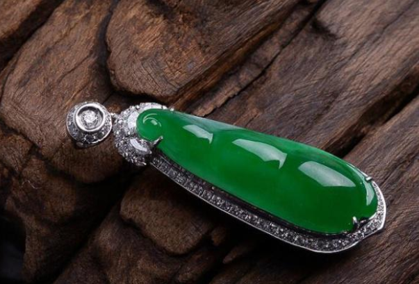 翡翠四季豆吊坠图片 翡翠四季豆镶嵌款式图片   第4张