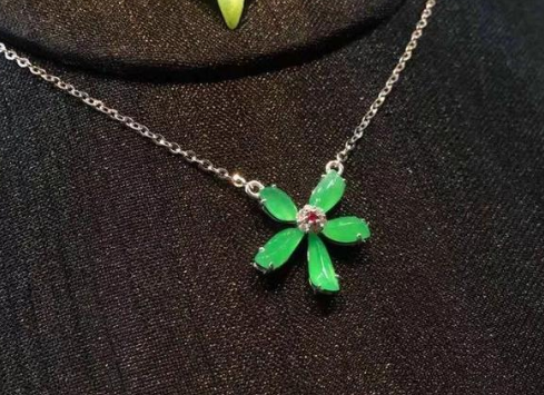 翡翠项坠市场价格 翡翠项坠一般多少钱   第2张