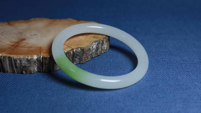 看了翡翠与和田玉的区别，知道应该选择翡翠还是和田玉了吗？   第3张