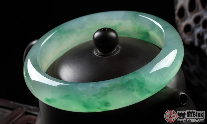 翡翠手镯怎样养才能透?泡在水里有用吗? 