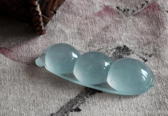 翡翠四季豆吊坠图片 翡翠四季豆镶嵌款式图片   第2张