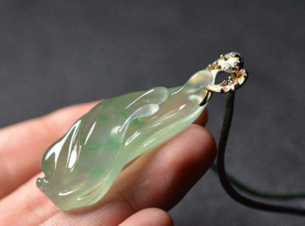 什么样的翡翠好 先看翡翠的种水和色   第1张