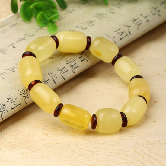 佩戴琥珀好还是蜜蜡好 蜜蜡的作用与效果   第2张