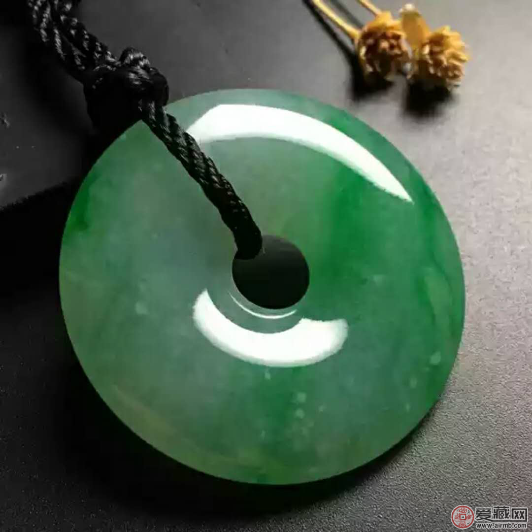 怎么挑选平安扣翡翠吊坠？翡翠平安扣挑选技巧介绍   第2张