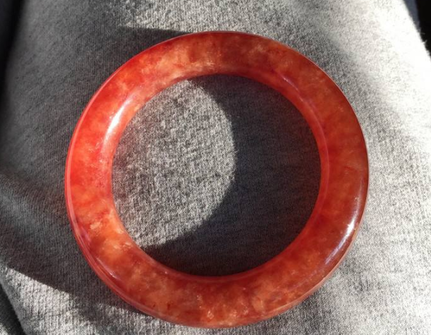 红色翡翠手镯价格 红色翡翠手镯多少钱一个   第2张