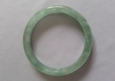 怎么鉴别玉镯的真假 玉镯鉴定 