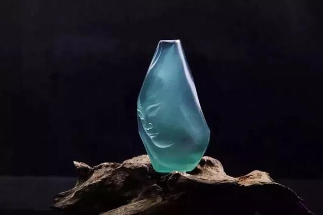 55克翡翠拍出了1500万的天价，单单是因为出自名家之手吗？   第1张