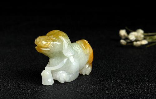 翡翠狗有什么寓意 适合佩戴翡翠狗的人