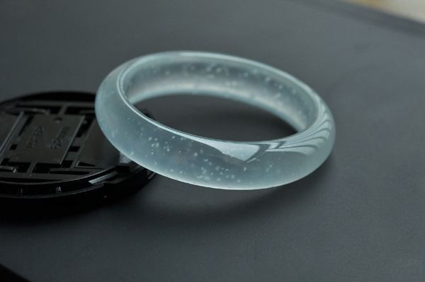 翡翠手镯什么颜色好？如何选择自己适合的翡翠手镯？   第3张