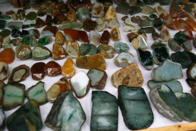 昆明翡翠原石批发市场 昆明翡翠原石批发市场有哪些   第2张