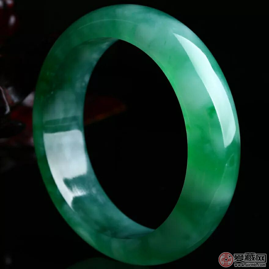翡翠手镯价格，是根据什么去定价的 