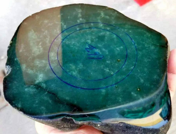 油青种翡翠原石价格多少钱一公斤及挑选   第2张