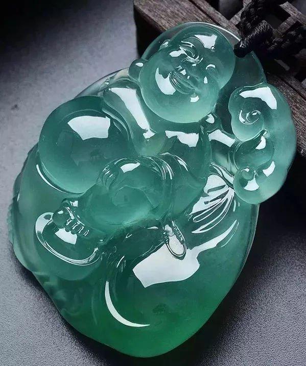 55克翡翠拍出了1500万的天价，单单是因为出自名家之手吗？   第4张