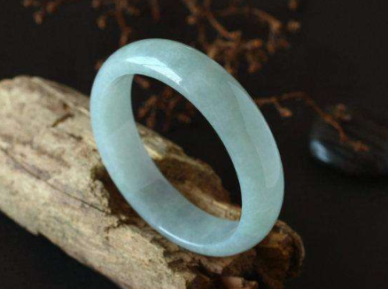 如何购买翡翠手镯 购买翡翠手镯需注意几大要点   第2张