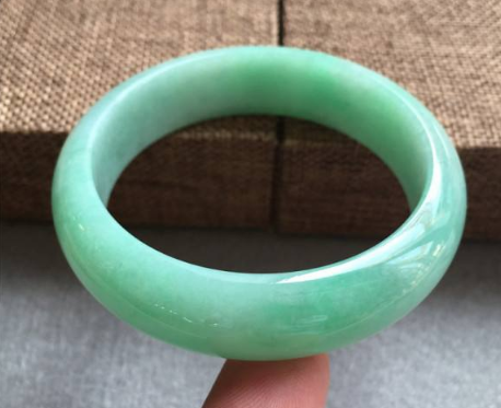 果绿翡翠手镯值钱吗 果绿翡翠手镯现在什么价位   第1张