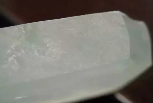 翡翠原石切面 翡翠原石切面有闪光物   第1张