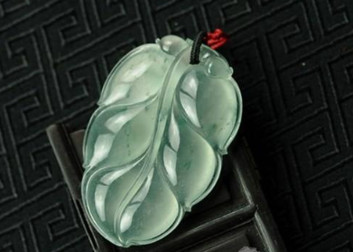 绿翡翠吊坠多少钱 绿翡翠吊坠搭配什么颜色的挂绳   第1张