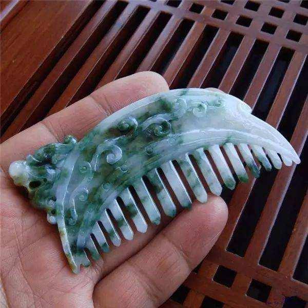 翡翠梳子有什么作用 翡翠梳子对人体的好处 