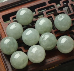 天然翡翠珠子价格 天然翡翠珠子一般多少钱 第1张