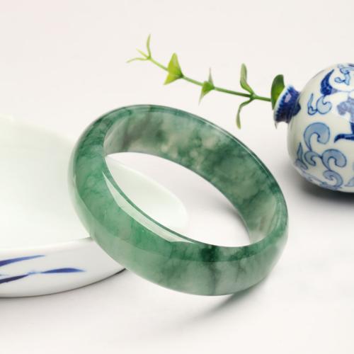 翡翠手镯怎么挑 什么样的翡翠手镯好   第1张