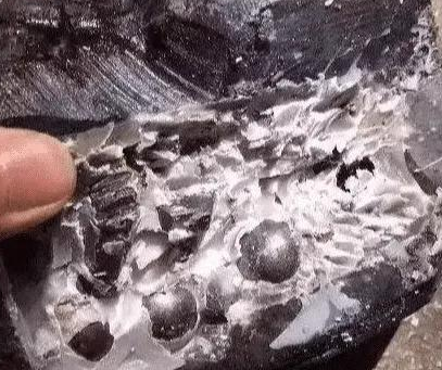 200万的翡翠原石切割导致刀片断裂，里面竟是钢珠螺丝钉   第4张