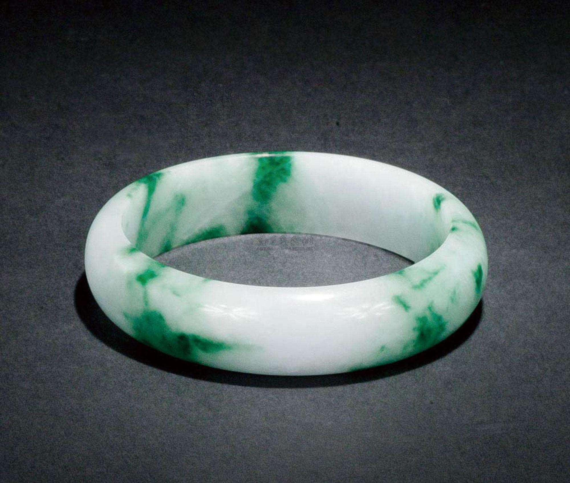 豆青翡翠手镯价值高吗？扒一扒大家喜欢豆种翡翠的原因！   第2张