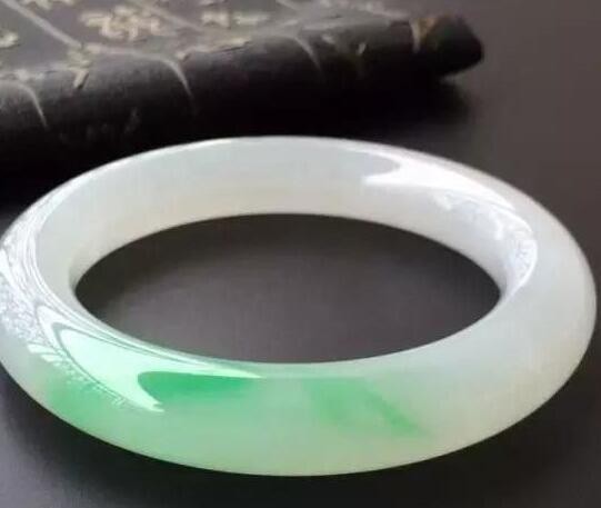 天然昆仑玉手镯价格多少 它有什么特点 