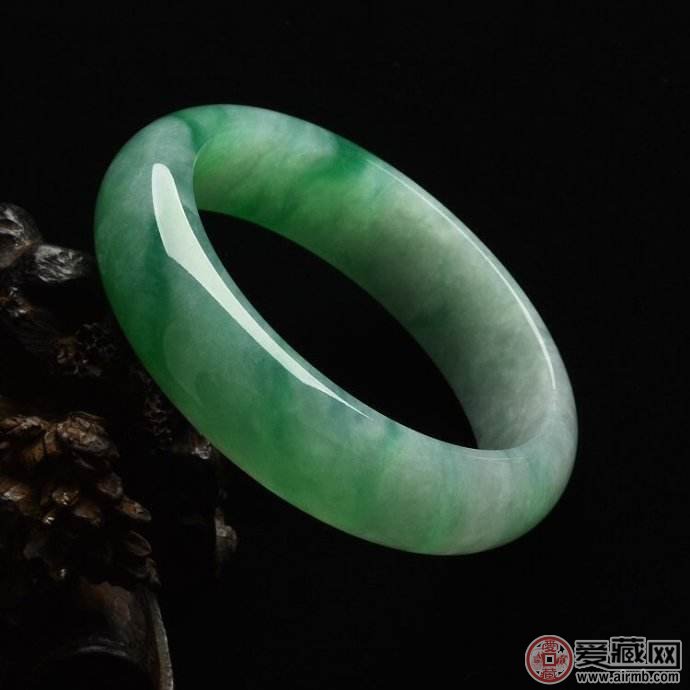 女人为什么要戴玉镯，好处太多了? 