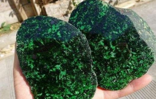 如何辨别翡翠原石 翡翠原石的辨别特征   第2张