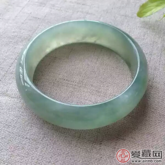 喜欢翡翠的朋友，一定要了解翡翠怎么样保养好 