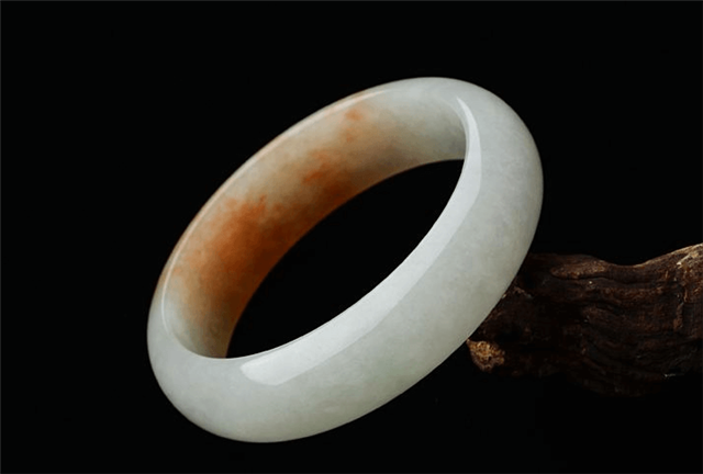 翡翠手镯都有哪些颜色？春带彩翡翠手镯是什么颜色？   第3张