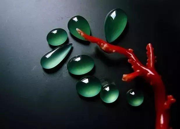 55克翡翠拍出了1500万的天价，单单是因为出自名家之手吗？   第3张