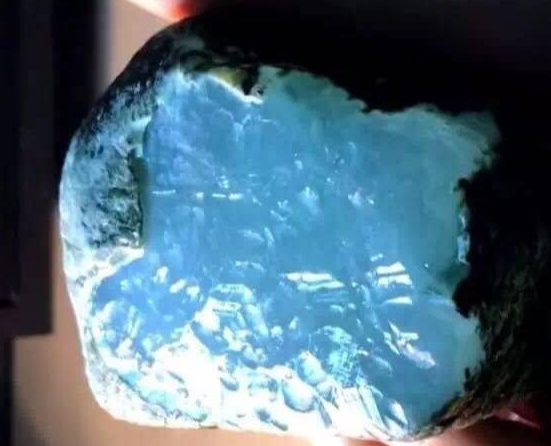 为什么有钱人都买玉，不去投资股市房产？   第10张