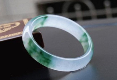 怎么挑玉手镯好还是不好 玉手镯选购 