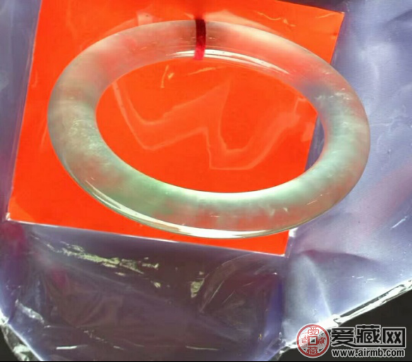 白玻璃种翡翠手镯的护养之道 