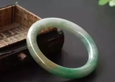 如何保养翡翠手镯 翡翠手镯保养最好方法 第2张