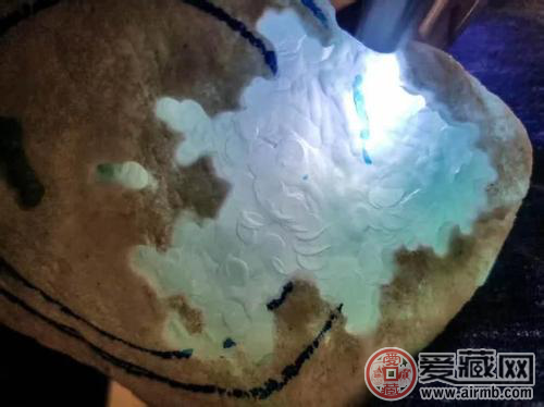 冰种翡翠原石和糯冰种、准冰种之间的比较 