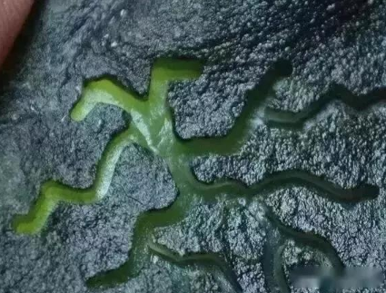 买翡翠原石开窗的好还是不开窗的好   第2张