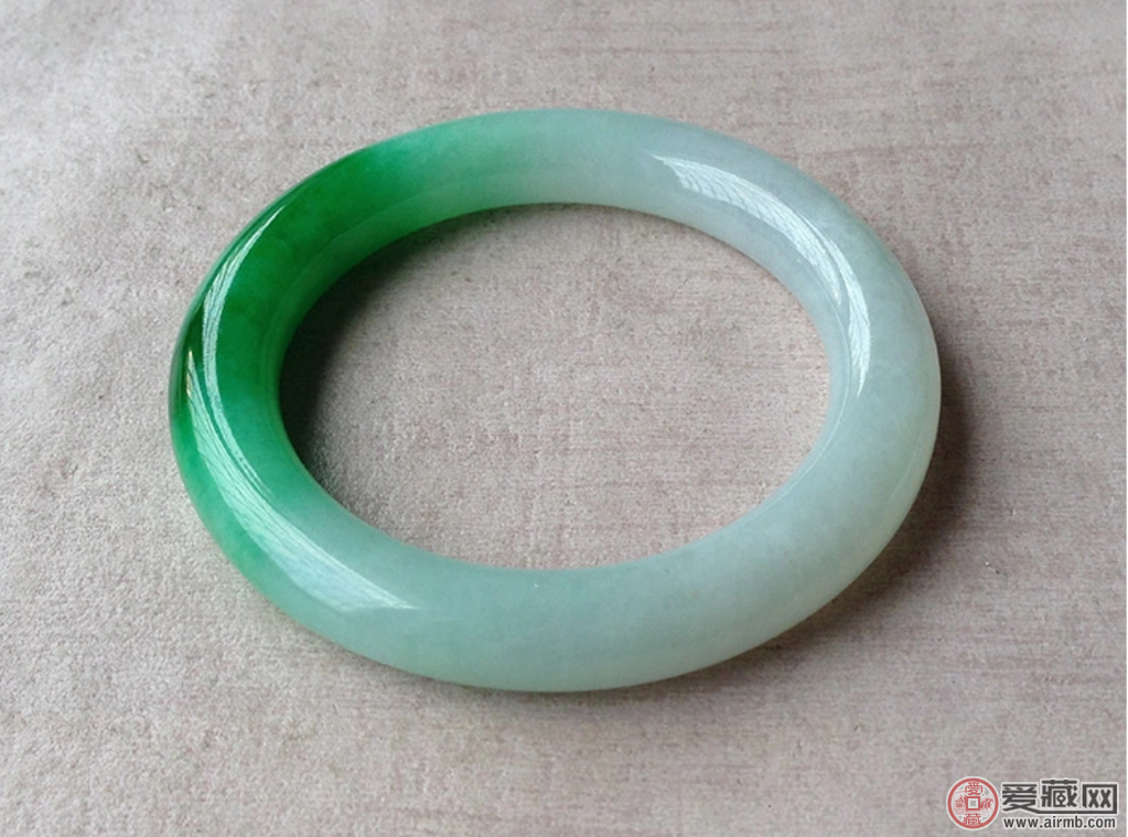 白底青翡翠不上种的原因是什么，用白底青翡翠送人好吗？ 