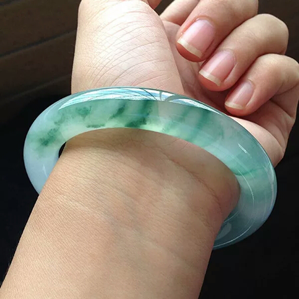 翡翠手镯怎么养才漂亮 