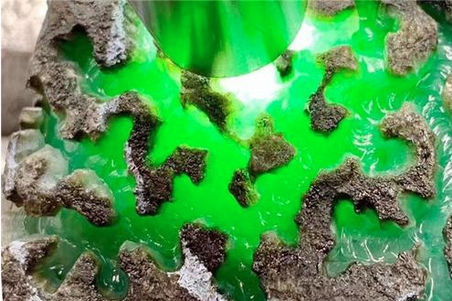 天然缅甸翡翠原石 买缅甸翡翠原石看种还是看色   第2张