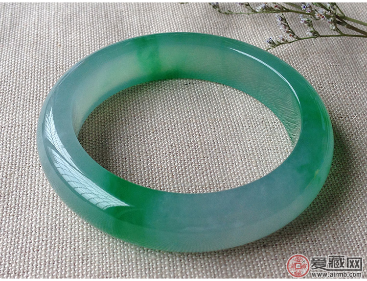 冰糯种春带彩翡翠手镯鉴赏价值高吗   第2张