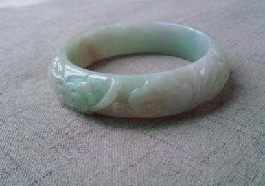 如何辨别玉手镯真假 玉手镯鉴定知识 