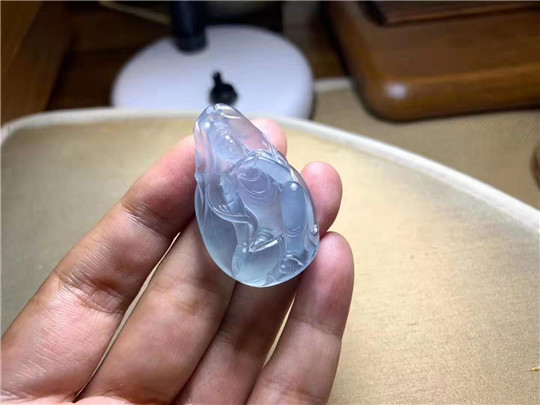 翡翠神佛类的雕刻，鉴赏需要注意些什么？   第4张