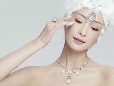 翡翠鉴定：一字之差价格却差之千里，这些翡翠瑕疵你能接受吗   第1张