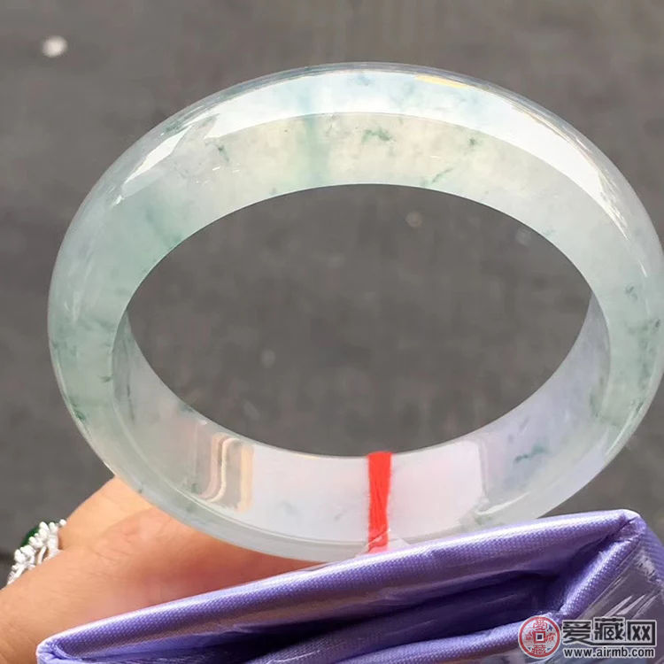 我们应该怎么养护翡翠手镯 