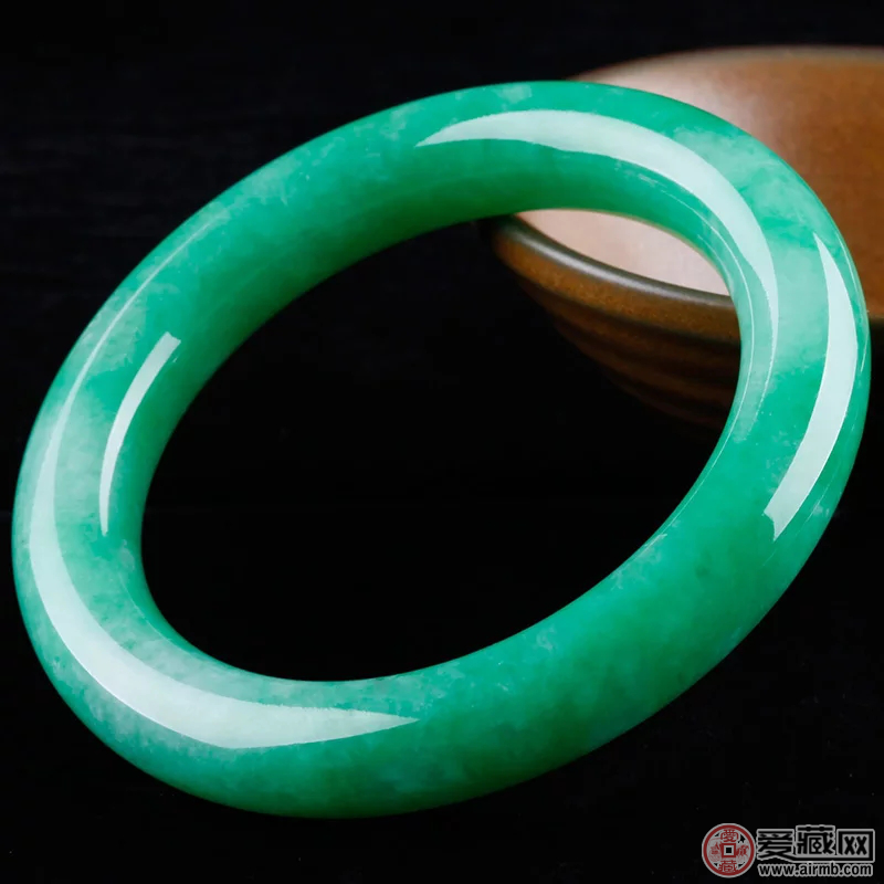 鉴定帝王绿翡翠真假的方法是什么 