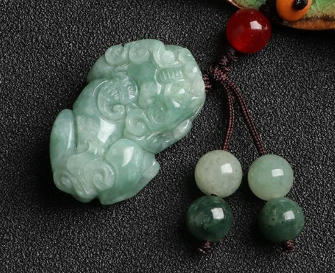 高档翡翠挂件图片大全 高档翡翠挂件价格及图片   第1张