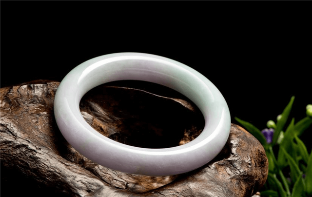 翡翠手镯戴在哪只手？和个人生活习惯有很大关系   第2张